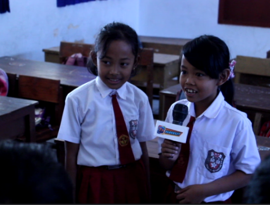 anak-anak praktek menjadi seorang reporter presenter dan mewawancarai narasumber